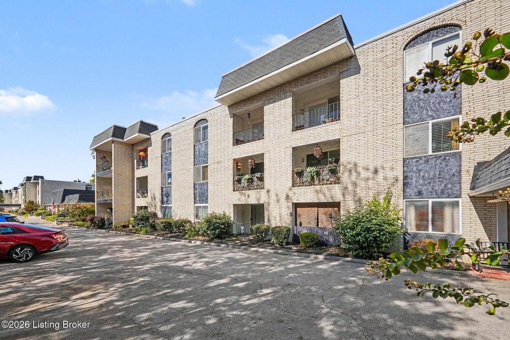 Photo of 4875 Sherburn Ln #UNIT 3P, Louisville, KY 40207 (MLS # 1733336)