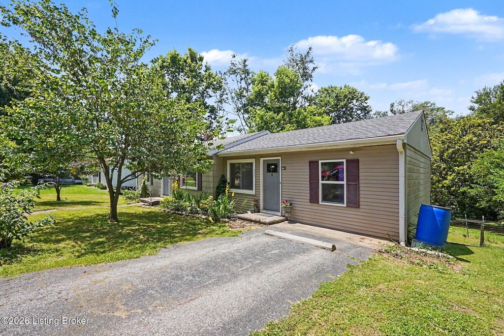Photo of 251 Webbmont Cir, Shelbyville, KY 40065 (MLS # 1721235)