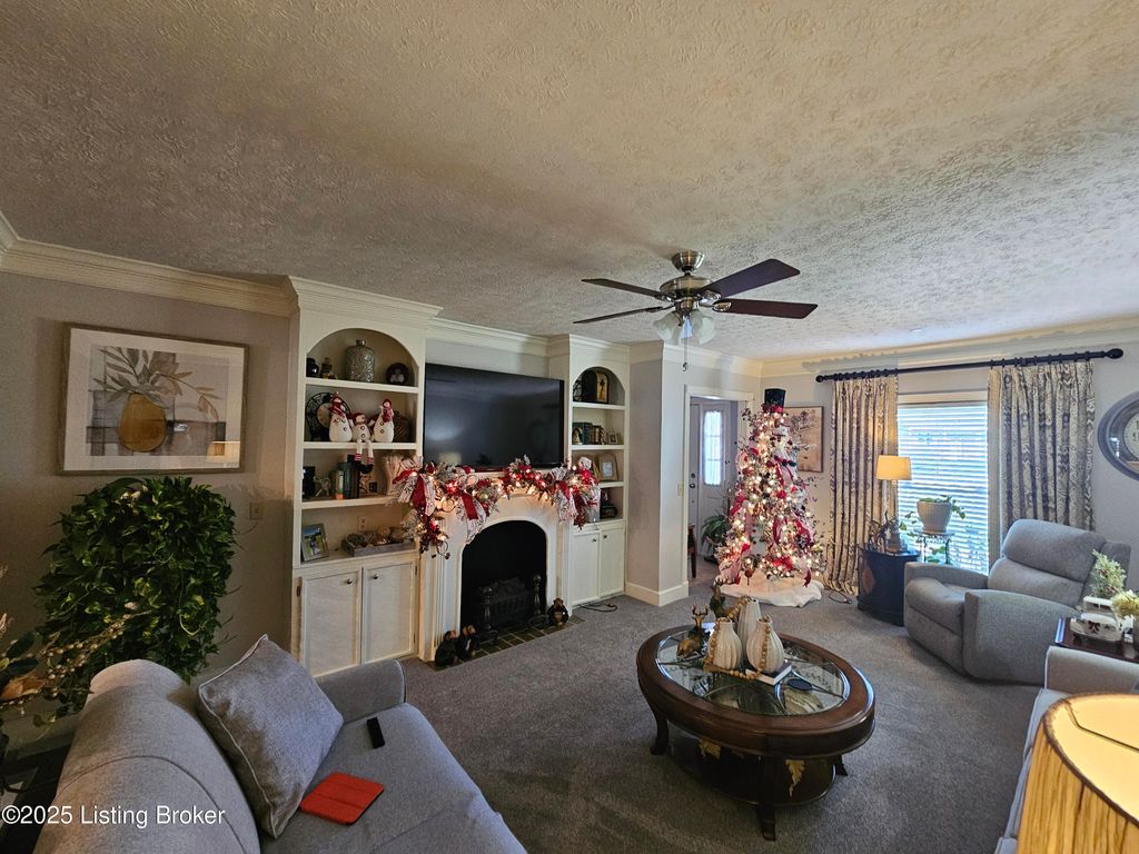 Photo of 102 Regency Ct #B-2, Campbellsville, KY 42718 (MLS # 1704334)