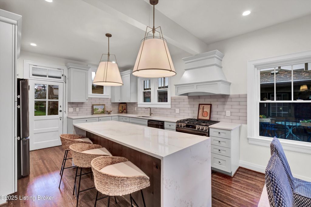 Photo of 2436 Broadmeade Rd, Louisville, KY 40205 (MLS # 1710032)