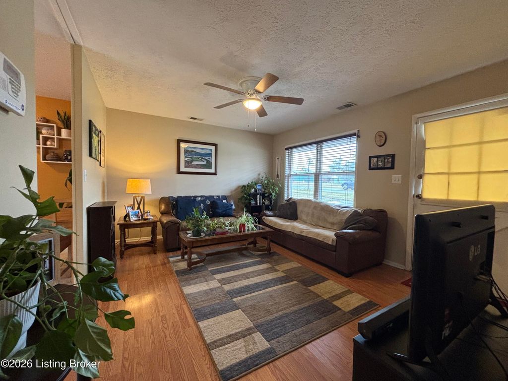 Photo of 9913 Robsion Rd, Jeffersontown, KY 40299 (MLS # 1710537)