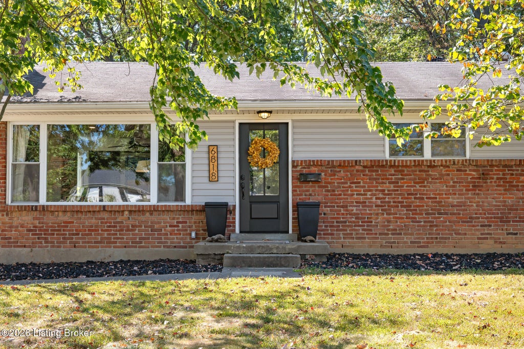 Photo of 6818 Green Meadow Cir, Louisville, KY 40207 (MLS # 1731304)