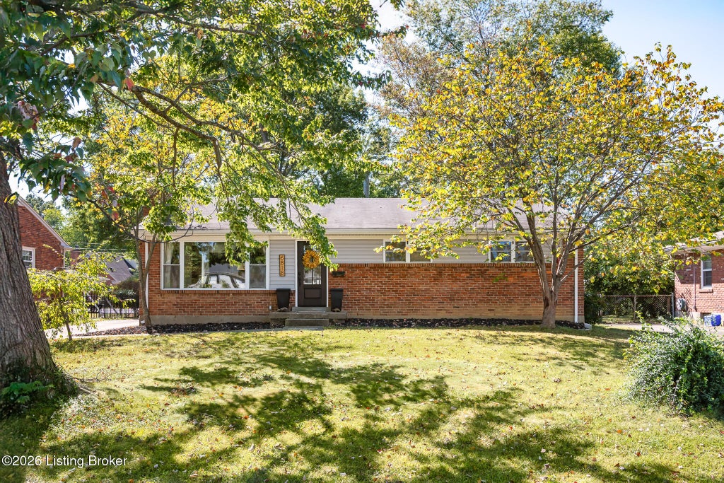 Photo of 6818 Green Meadow Cir, Louisville, KY 40207 (MLS # 1731304)