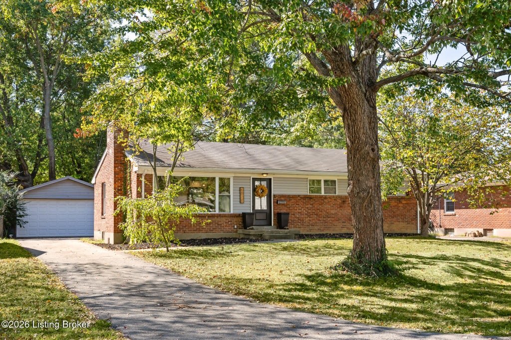 Photo of 6818 Green Meadow Cir, Louisville, KY 40207 (MLS # 1731304)