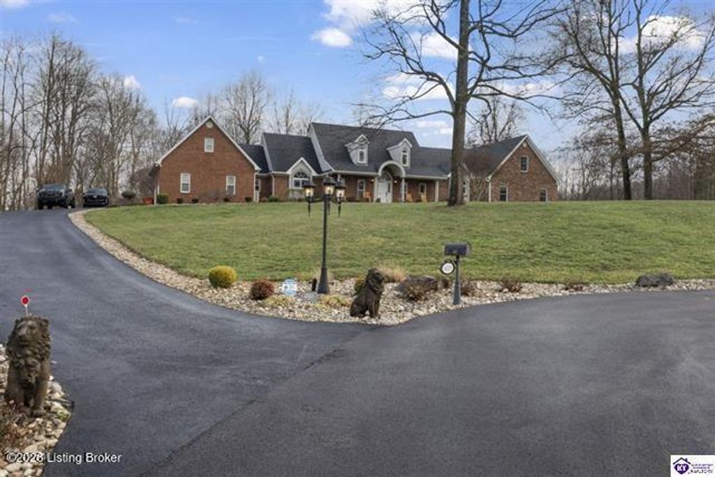 Photo of 410 Chaparrral Dr, Elizabethtown, KY 42701 (MLS # 1707917)