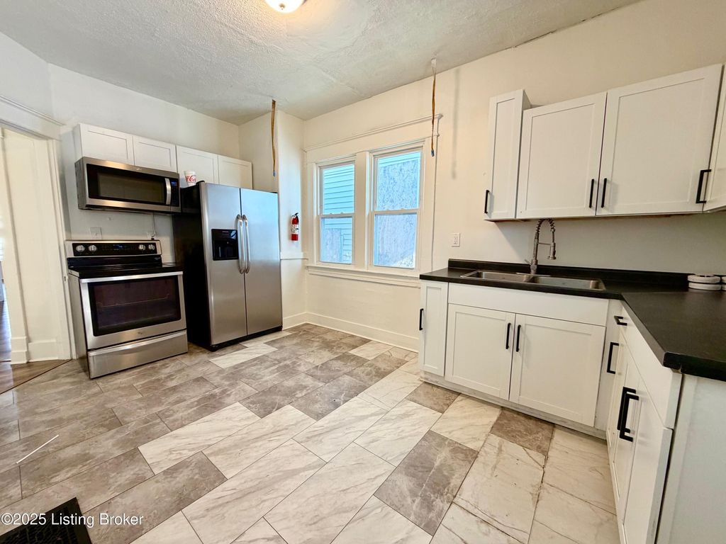 Photo of 2320 W Oak St, Louisville, KY 40210 (MLS # 1705326)