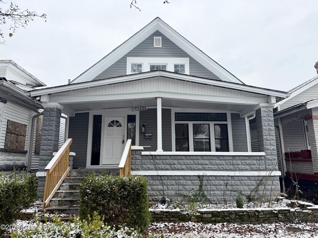 Photo of 2320 W Oak St, Louisville, KY 40210 (MLS # 1705326)