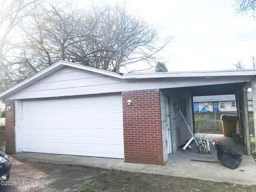Photo of 5208 Regent Way, Louisville, KY 40218 (MLS # 1727209)