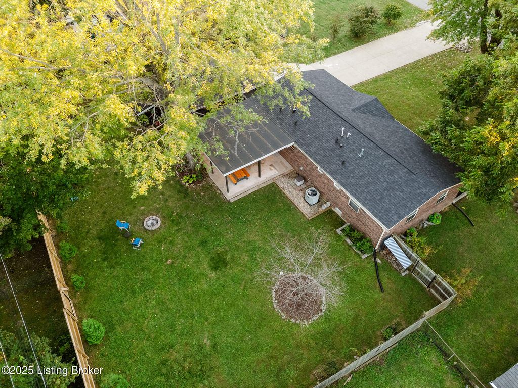 Photo of 105 Anchor Ave, La Grange, KY 40031 (MLS # 1701072)