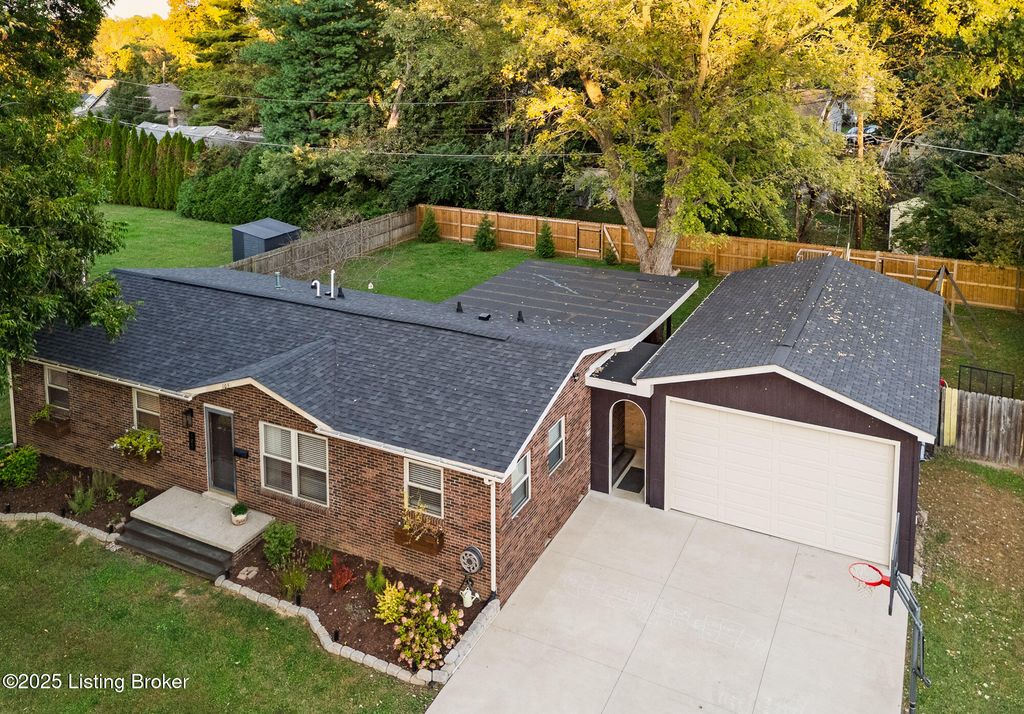 Photo of 105 Anchor Ave, La Grange, KY 40031 (MLS # 1701072)