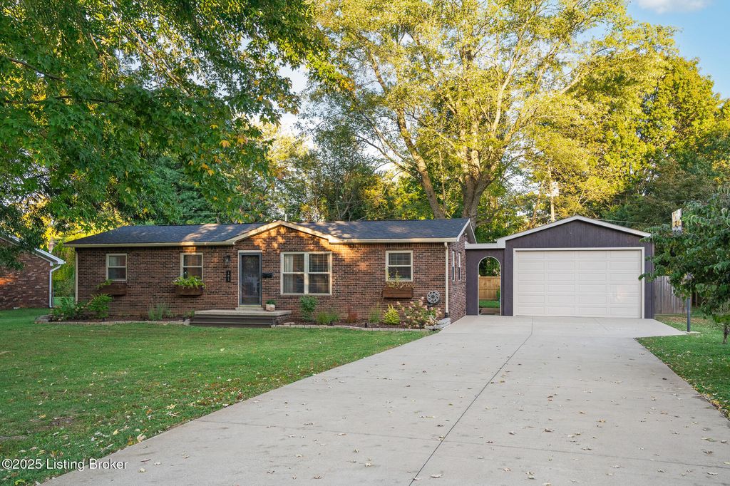 Photo of 105 Anchor Ave, La Grange, KY 40031 (MLS # 1701072)