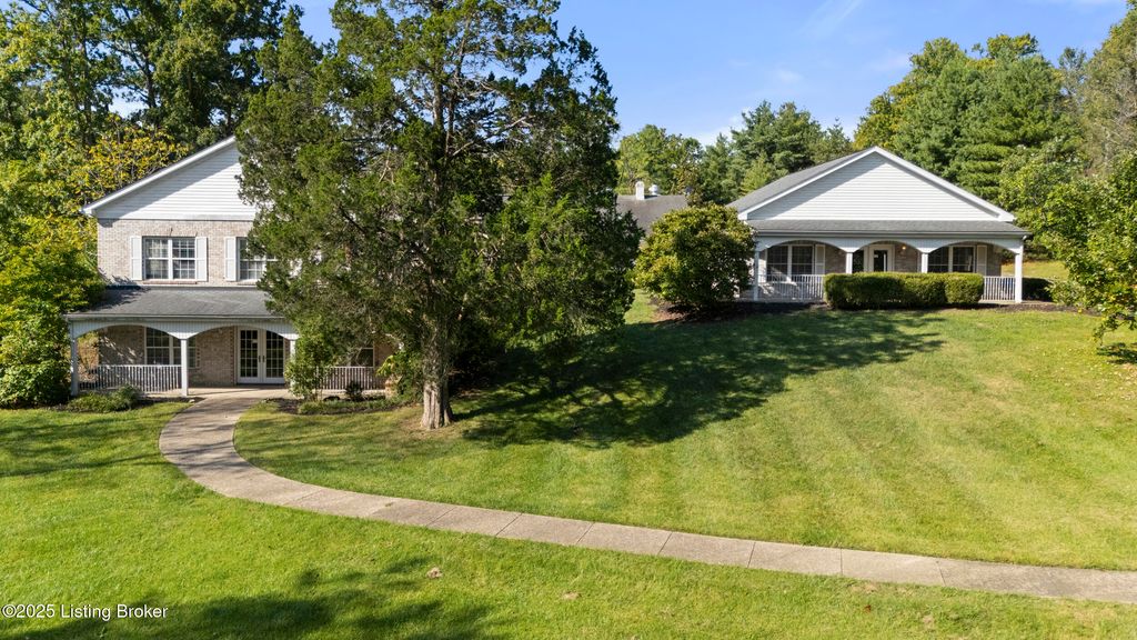 Photo of 2210 Tucker Station Rd, Jeffersontown, KY 40299 (MLS # 1699621)