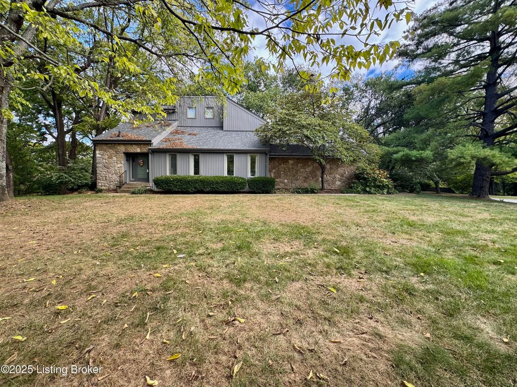 Photo of 10405 Croswell Trace, Louisville, KY 40223 (MLS # 1704253)