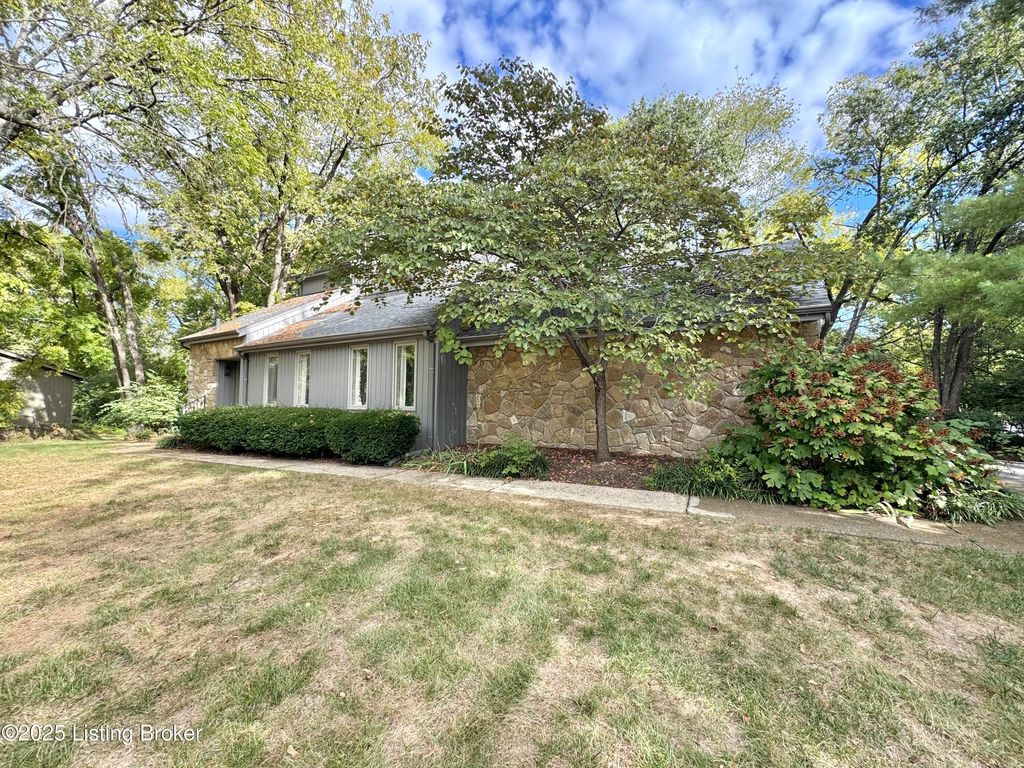 Photo of 10405 Croswell Trace, Louisville, KY 40223 (MLS # 1704253)