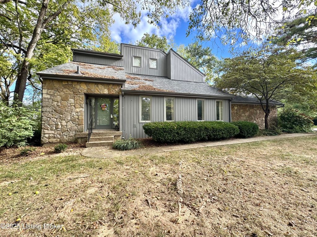 Photo of 10405 Croswell Trace, Louisville, KY 40223 (MLS # 1704253)