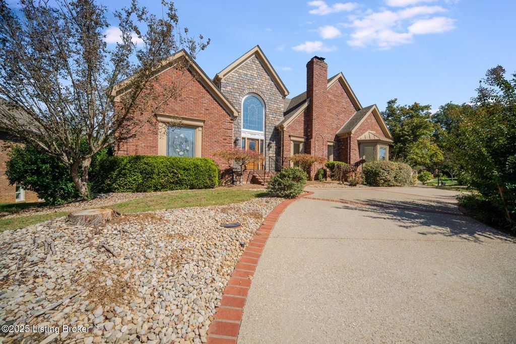 Photo of 6009 Regal Springs Dr, Louisville, KY 40205 (MLS # 1700120)
