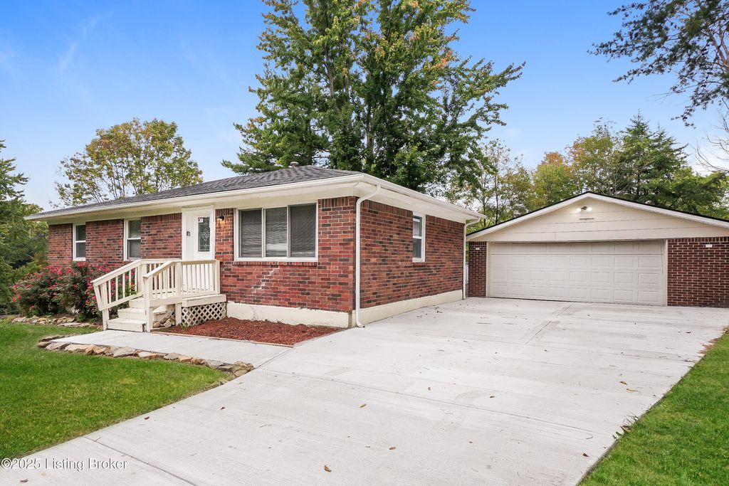 Photo of 803 Candleglow Ct, Louisville, KY 40214 (MLS # 1707950)