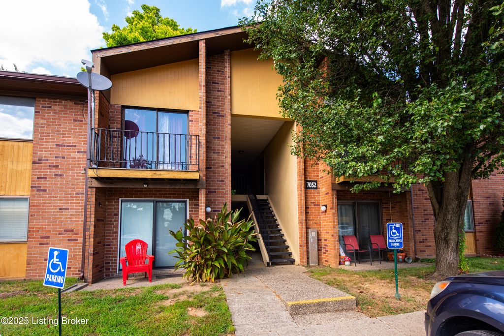 Photo of 7052 Wildwood Cir #APT 105, Louisville, KY 40291 (MLS # 1714844)