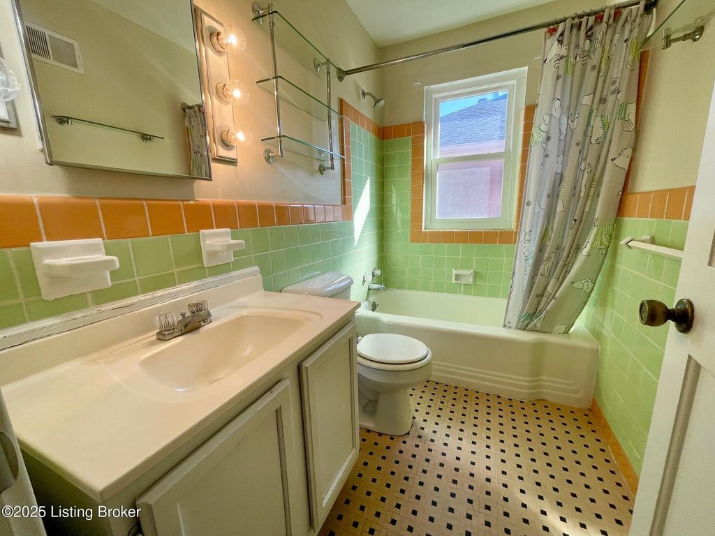 Photo of 210 Breckenridge Ln #3, Louisville, KY 40207 (MLS # 1723287)