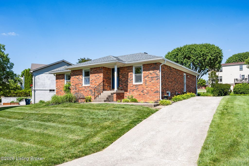 Photo of 2809 Jomarie Ct, Louisville, KY 40220 (MLS # 1717568)