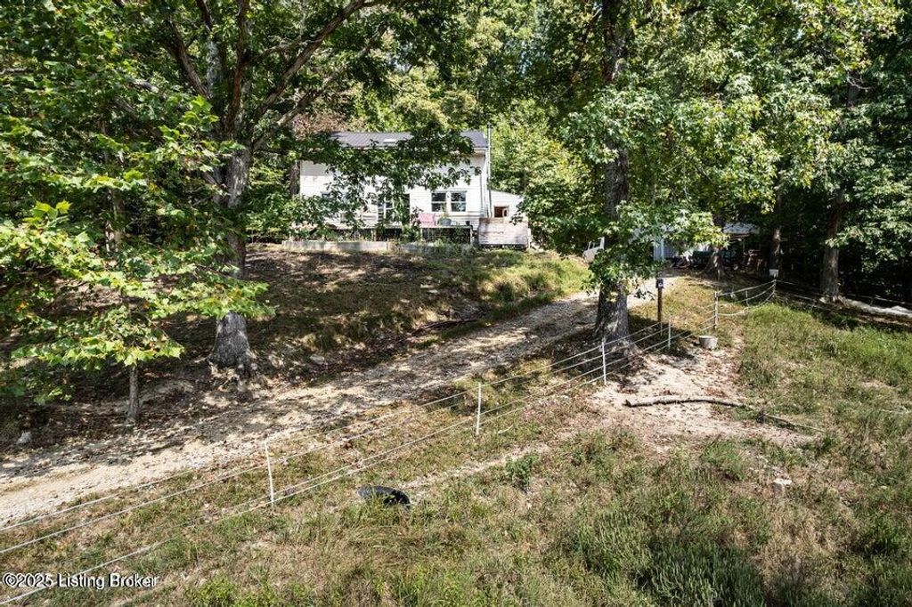 Photo of 1720 E Flats Rd, New Haven, KY 40051 (MLS # 1701481)