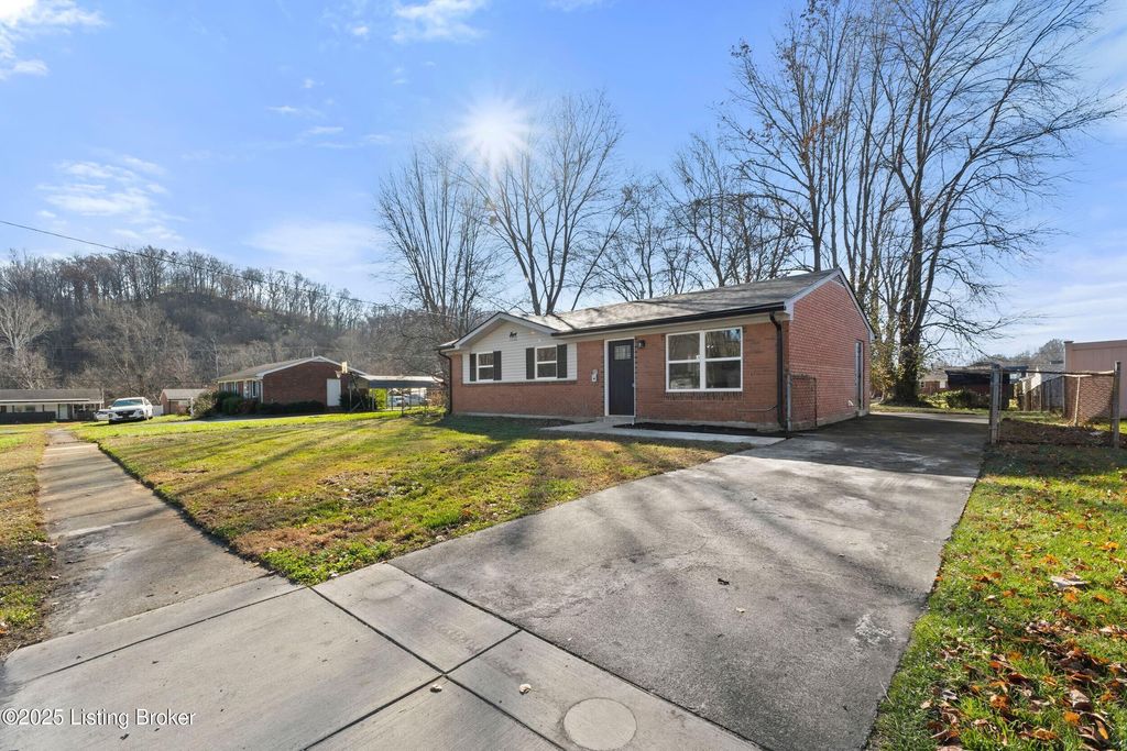 Photo of 5336 Logwood Ave, Louisville, KY 40272 (MLS # 1704512)