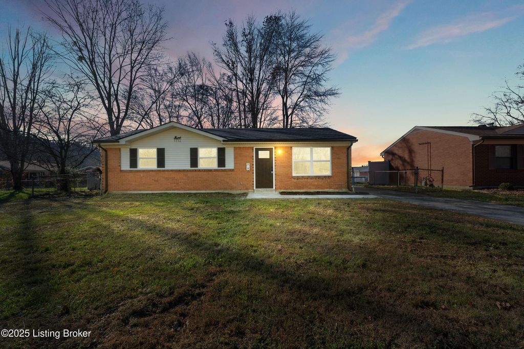 Photo of 5336 Logwood Ave, Louisville, KY 40272 (MLS # 1704512)