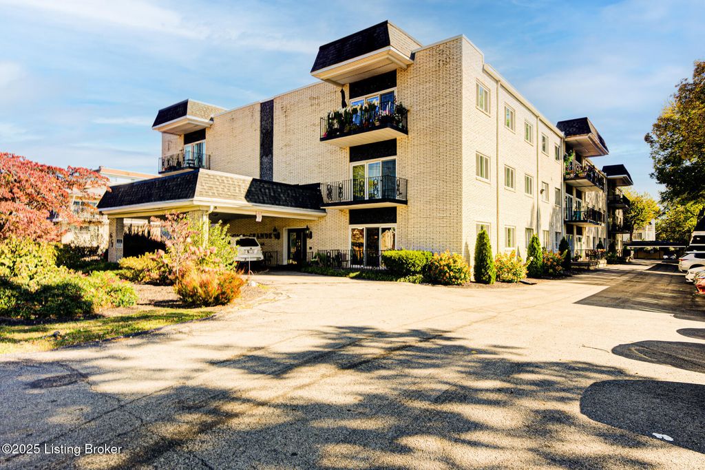 Photo of 161 Thierman Ln #3E, Louisville, KY 40207 (MLS # 1704654)