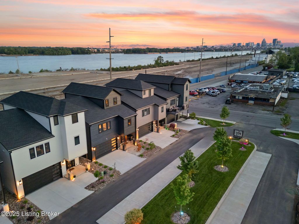 Photo of 104 Howard Ln, Jeffersonville, IN 47130 (MLS # 1707632)