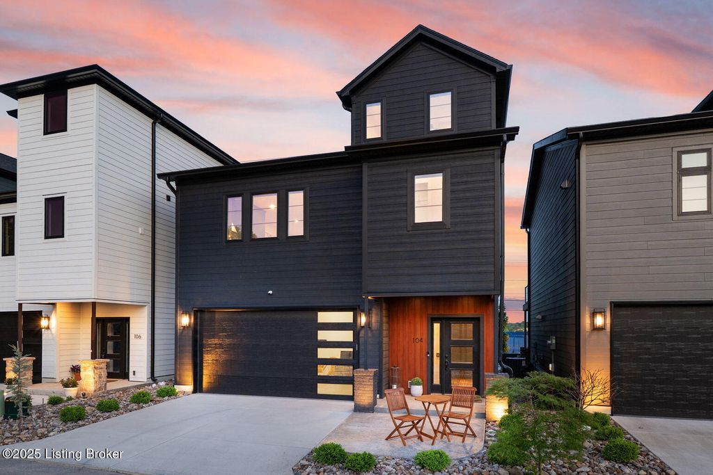 Photo of 104 Howard Ln, Jeffersonville, IN 47130 (MLS # 1707632)