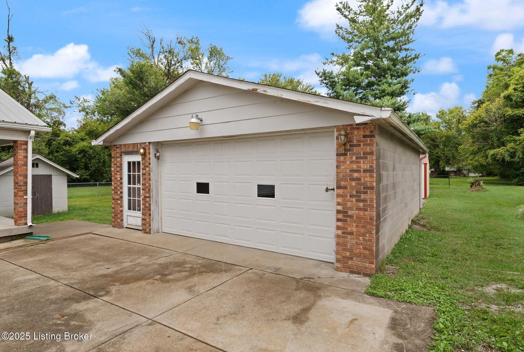 Photo of 5313 Speedway Ave, Louisville, KY 40272 (MLS # 1701618)