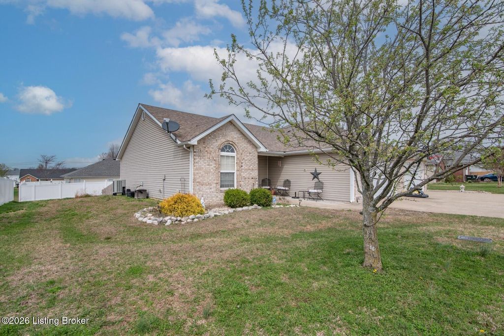 Photo of 117 McIntosh Dr, Elizabethtown, KY 42701 (MLS # 1711507)