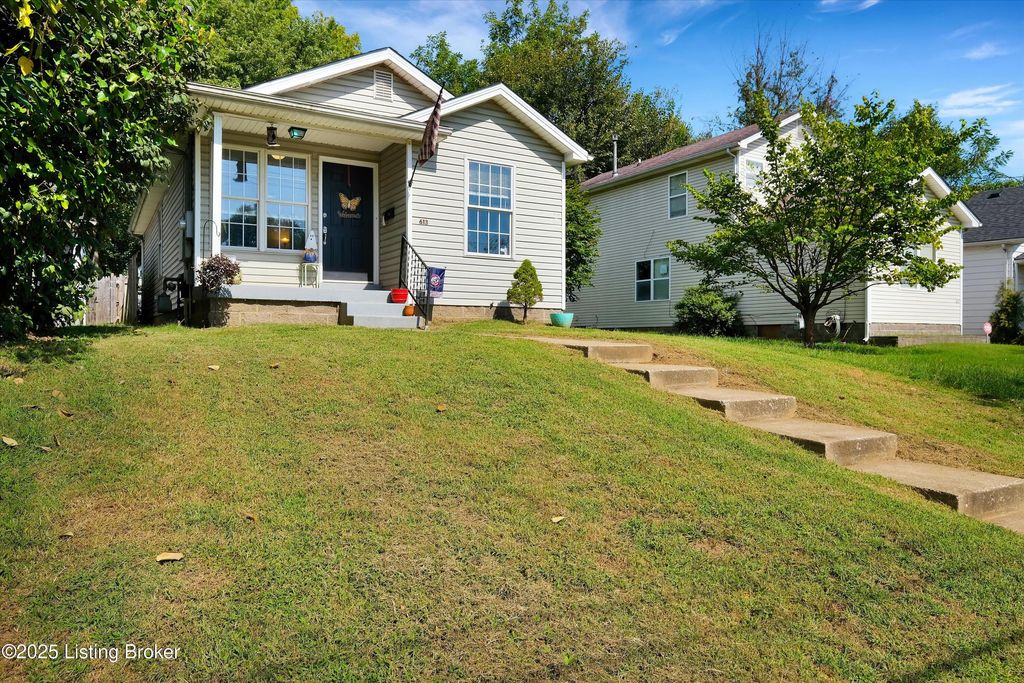 Photo of 613 E Hill St, Louisville, KY 40217 (MLS # 1704724)