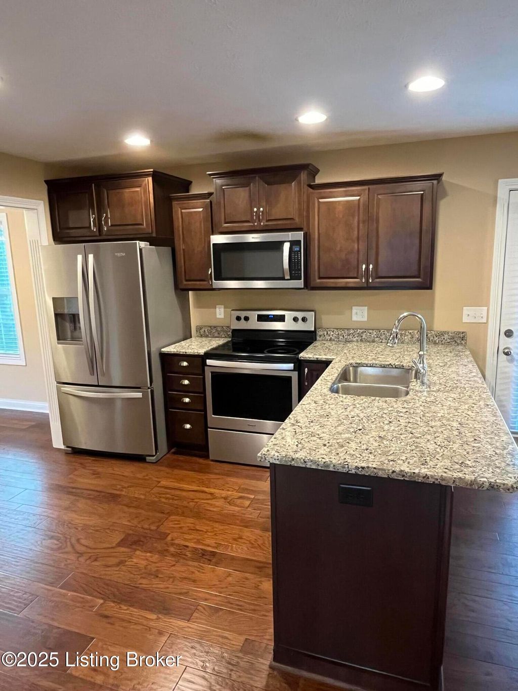 Photo of 208 Huckaberry St, Elizabethtown, KY 42701 (MLS # 1712369)