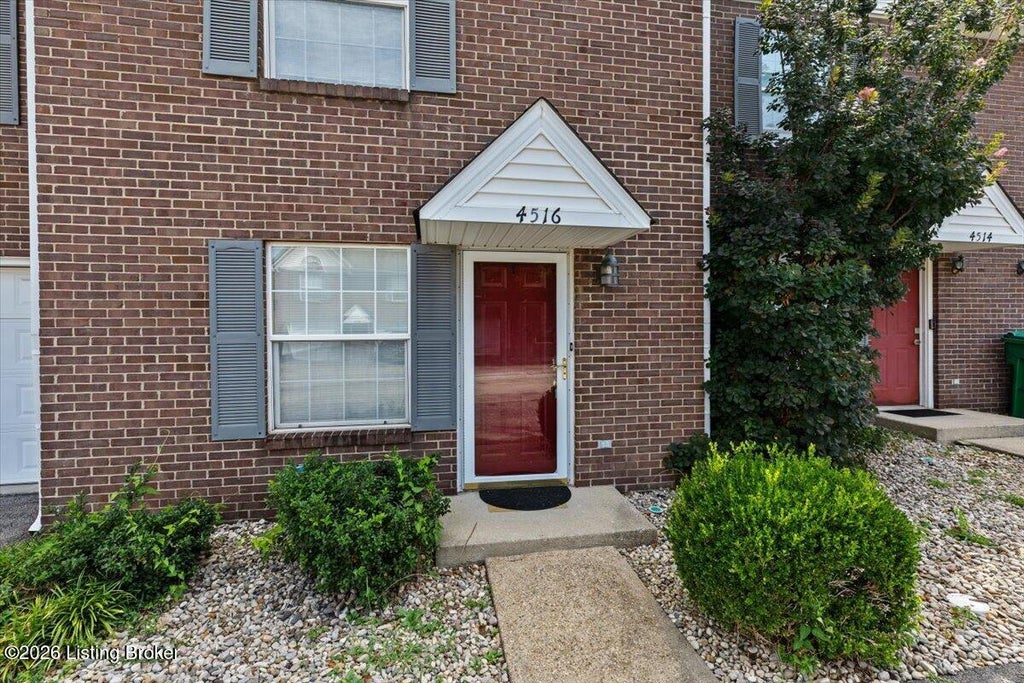 Photo of 4516 Meadowlark Manor Ln, Louisville, KY 40245 (MLS # 1726559)
