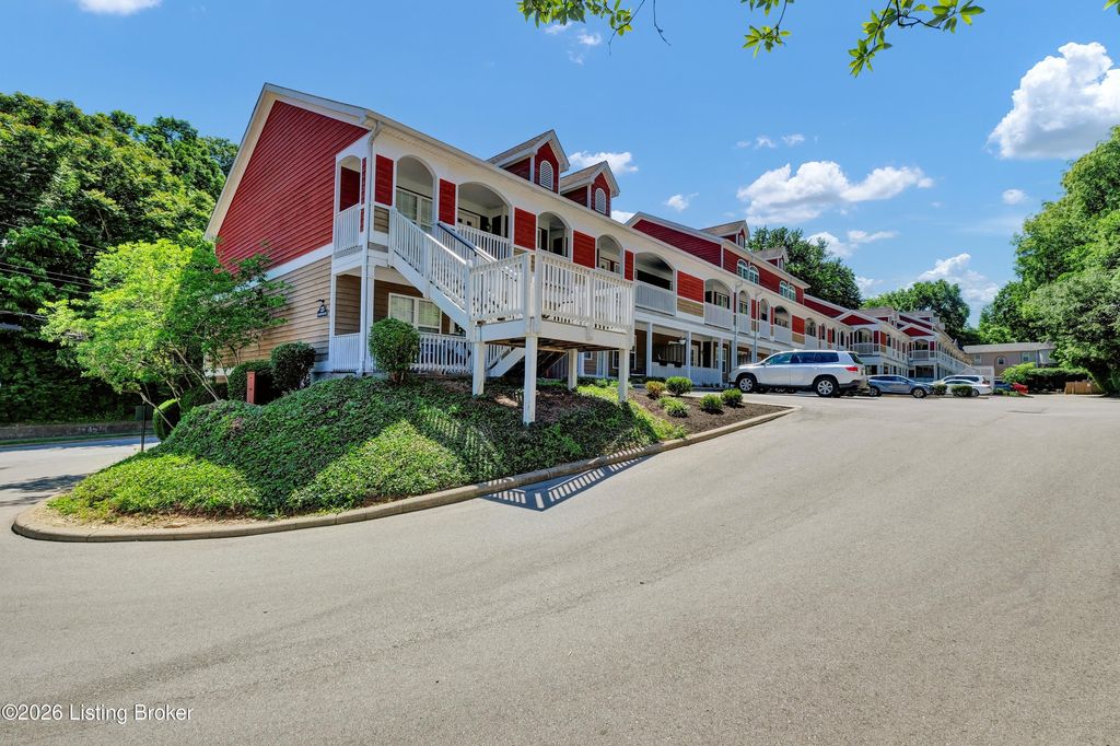 Photo of 225 Crescent Hill Pl #211, Louisville, KY 40206 (MLS # 1717343)
