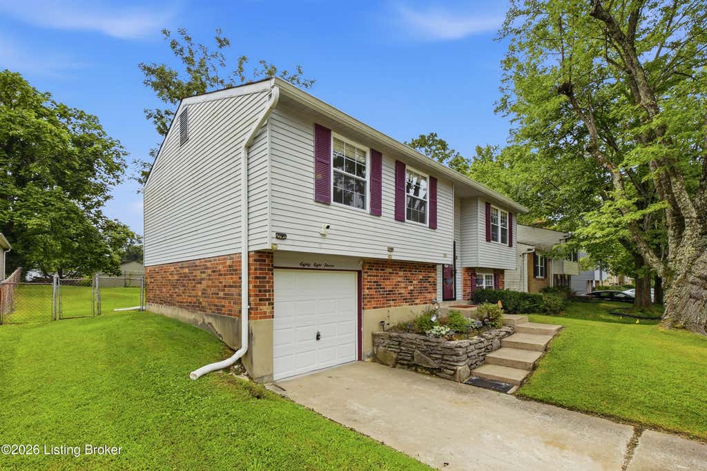 Photo of 8811 Running Fox Cir, Louisville, KY 40291 (MLS # 1726532)