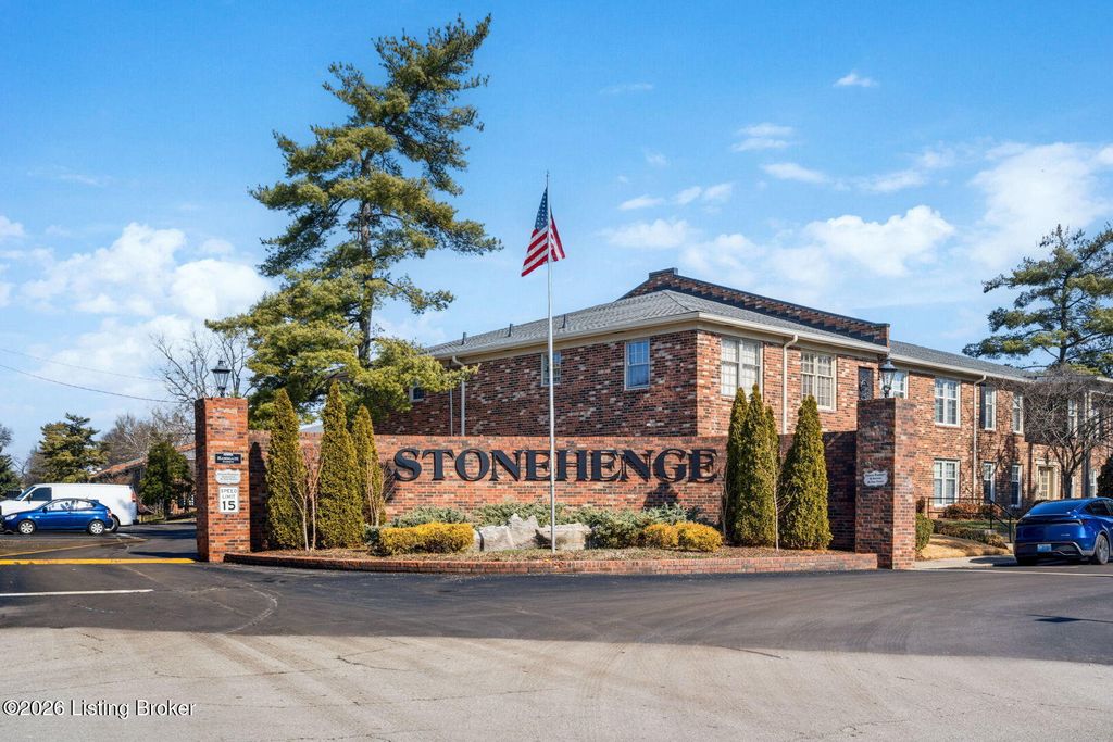 Photo of 103 Ramsgate Gardens Ct #103, Louisville, KY 40207 (MLS # 1712636)