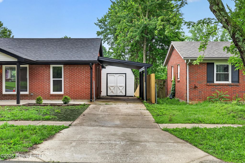 Photo of 8907 Lantana Dr, Louisville, KY 40229 (MLS # 1718519)