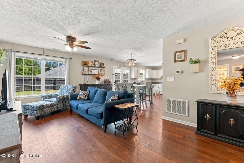 Photo of 230 Clover Cove Dr, Shepherdsville, KY 40165 (MLS # 1729216)