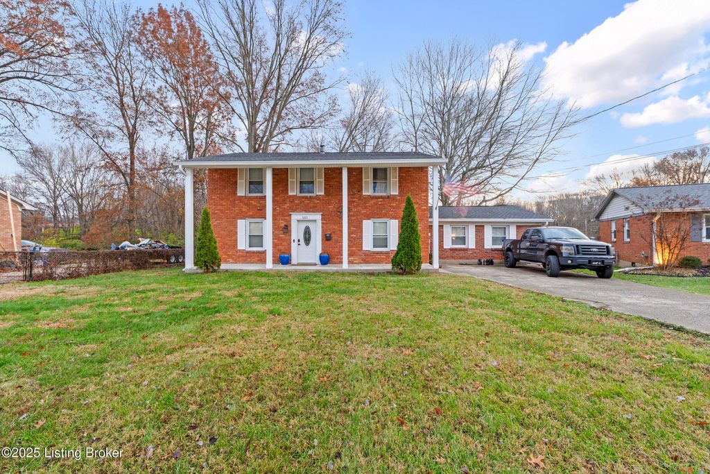 Photo of 3205 Rosewedge Way, Louisville, KY 40216 (MLS # 1704354)