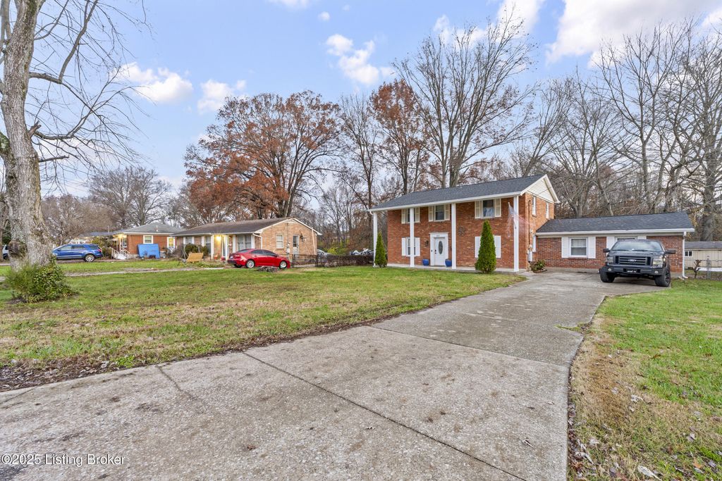 Photo of 3205 Rosewedge Way, Louisville, KY 40216 (MLS # 1704354)