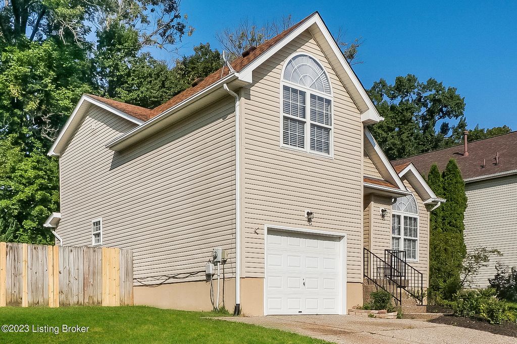 Photo of 4218 Willowview Blvd, Louisville, KY 40299 (MLS # 1704328)