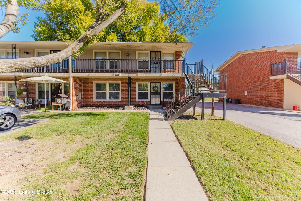 Photo of 3507 Paragon Ct #UNIT 11, Louisville, KY 40218 (MLS # 1701543)