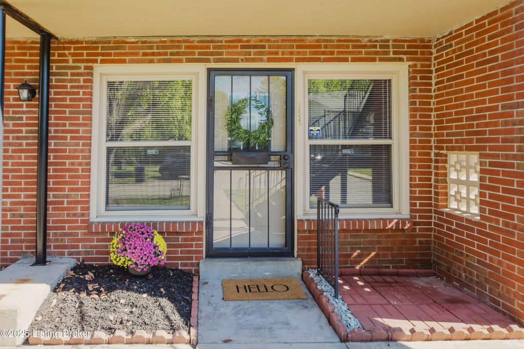 Photo of 3507 Paragon Ct #UNIT 11, Louisville, KY 40218 (MLS # 1701543)