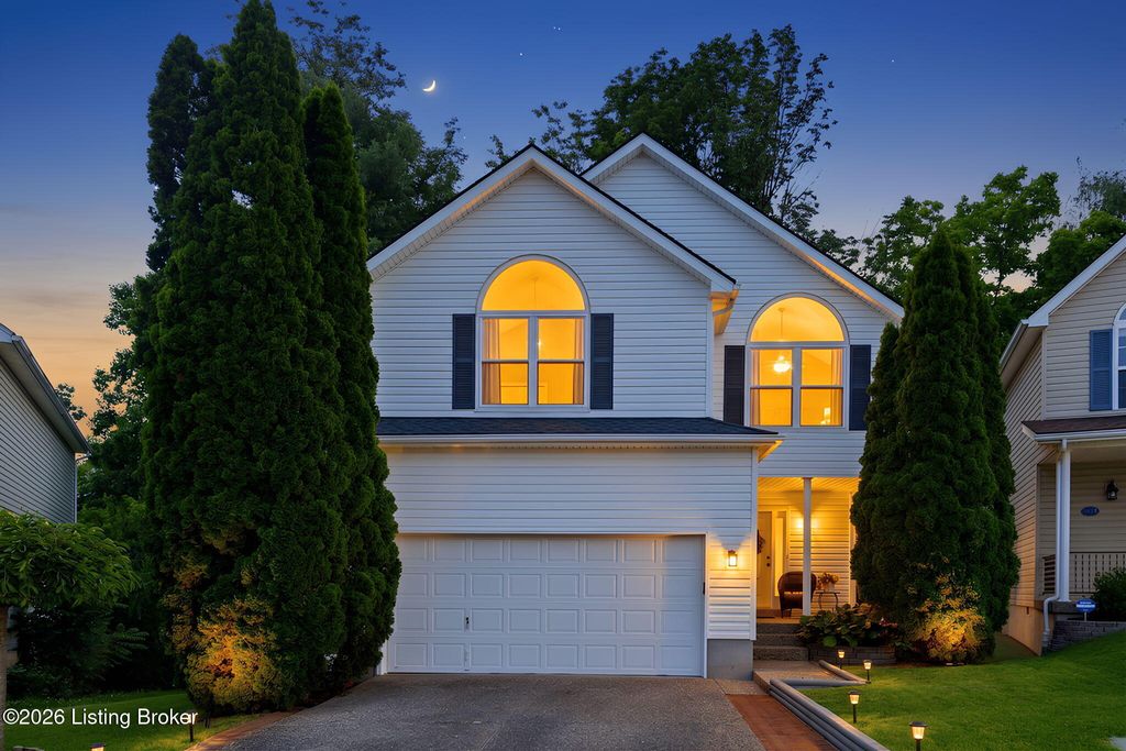 Photo of 11413 Catalpa View Ct, Louisville, KY 40299 (MLS # 1718958)