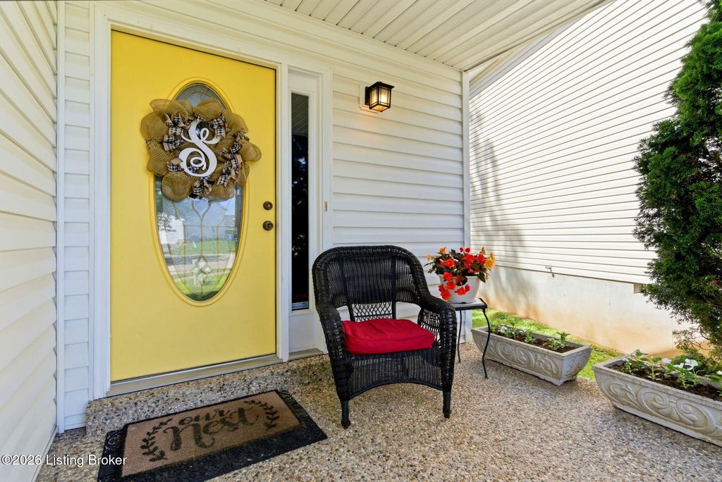 Photo of 11413 Catalpa View Ct, Louisville, KY 40299 (MLS # 1718958)