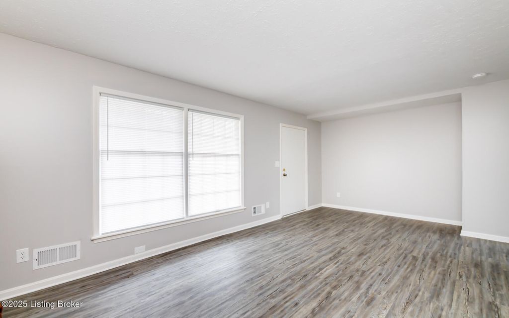 Photo of 10209 Eve Dr, Louisville, KY 40272 (MLS # 1704007)