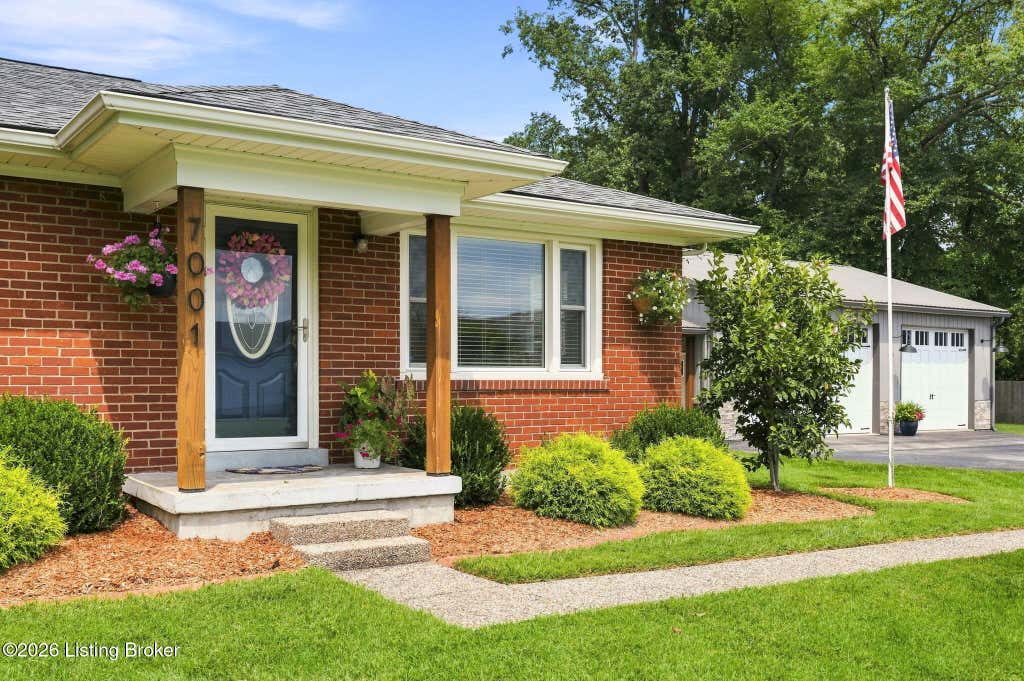 Photo of 7001 Ridge Farm Ct, Louisville, KY 40291 (MLS # 1726347)