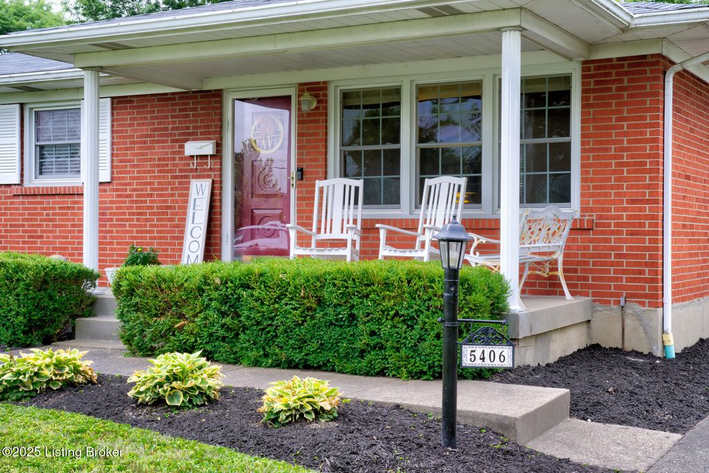 Photo of 5406 Trefoil Ln, Louisville, KY 40258 (MLS # 1705348)